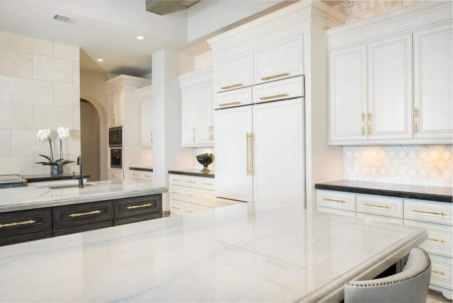 An open kitchen space illuminated by various Ketra lighting fixtures.